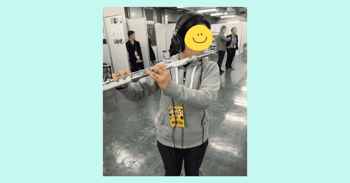 Aerophone Brisaを構えて演奏するしゅうこ